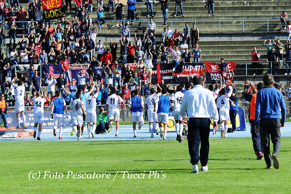 Il Cosenza vince 2-0 ma non basta: il Messina passeggia a Torre Annunziata