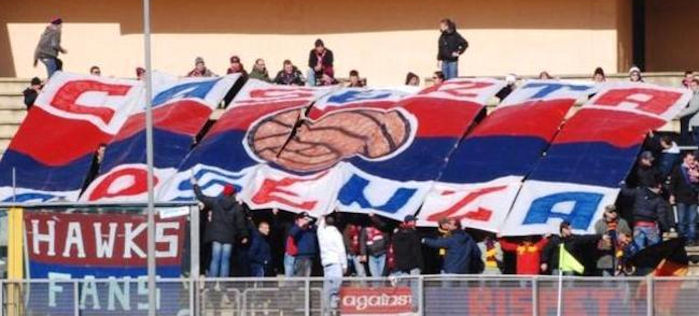 Benvenuti fratelli casertani. Prepartita all’Arenella e prima del calcio d’inizio giro di campo con le bandiere al vento. Caserta-Cosenza nessuna differenza