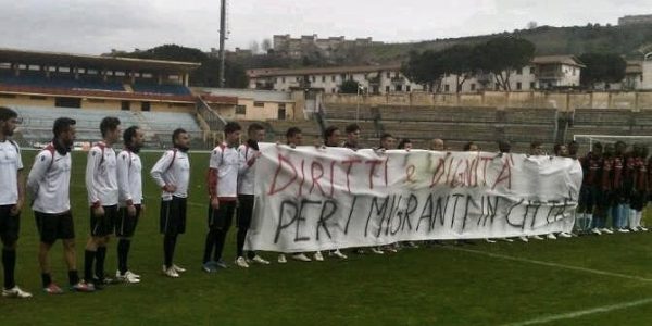 Cosenza-Ragusa: domani 15 migranti con gli ultras in Curva Sud Bergamini, Cosenza ripudia il razzismo