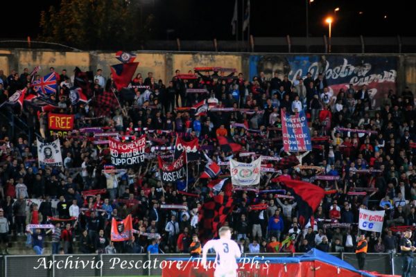 Che bella la Curva di notte! Domani parte la prevendita per Cosenza-Vibonese. Vinciamo insieme questi play off