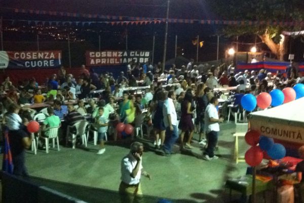 Migliaia di tifosi rossoblu alla festa del Club “Merenda” di Mangone. Tanti applausi per il presidente Guarascio