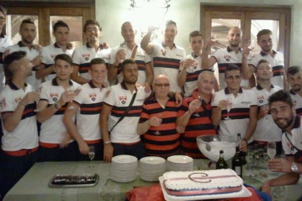 La sorpresa di Kevin Marulla e Manolo Mosciaro alla squadra: torta e spumante per festeggiare la Lega Pro insieme a zio Elio e Tonino Tocci