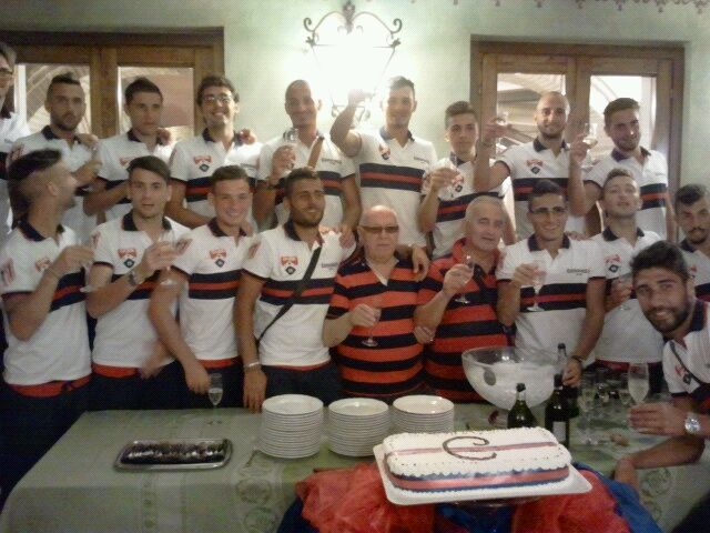 La sorpresa di Kevin Marulla e Manolo Mosciaro alla squadra: torta e spumante per festeggiare la Lega Pro insieme a zio Elio e Tonino Tocci