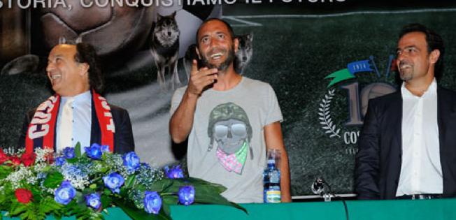 Il Cosenza Calcio ricorda Denis Bergamini: “Domizio e Donata realizzano ogni volta il miracolo di far crescere un germoglio di speranza nella pietra dura di un dolore”