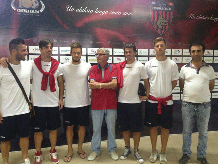 Gli abbonati insieme ai Lupi prima della partenza per Caserta