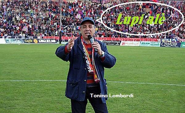 Tutta Cosenza sportiva ricorda Tonino Lombardi, splendido cantante dell’inno “Lupi alè”. Stasera un omaggio al San Vito. Domani alle 16 i funerali a Santa Teresa