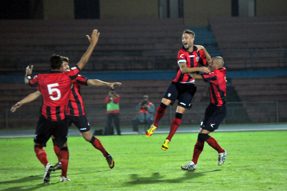 Il Cosenza parte col piede giusto: 2-1 al Tuttocuoio. Segnano Calderini e Alessandro. La vittoria del carattere