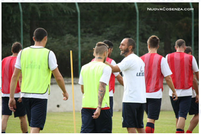 Allenamento sotto la pioggia battente a Donnici: due gol di De Angelis nella partitella. Qualche speranza di recupero per Mosciaro e Alessandro. Domani test contro la Berretti