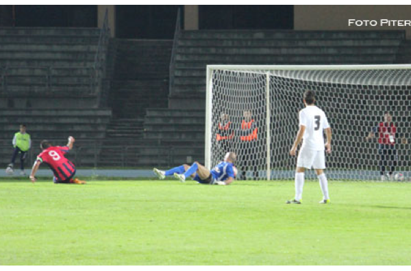 Il Cosenza rimane al comando della classifica. Teramo bloccato sul pari dal Melfi, risale la Casertana. Domenica Messina-Cosenza