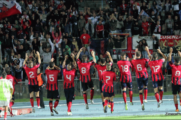 Prevendita Cosenza-Foggia: oggi orario continuato fino alle 19 al RedBlue Store. Domani botteghini di Curva Sud e Curva Nord aperti dalle 10 in poi per la “Giornata Rossoblu”