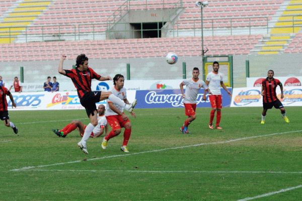 Il Cosenza si prende un punto a Messina (0-0) e rimane al comando. Peccato per le quattro palle-gol fallite