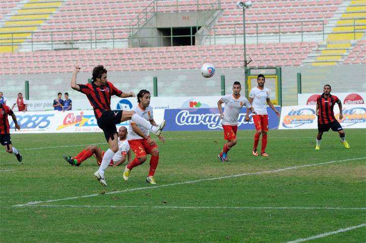 Il Cosenza si prende un punto a Messina (0-0) e rimane al comando. Peccato per le quattro palle-gol fallite