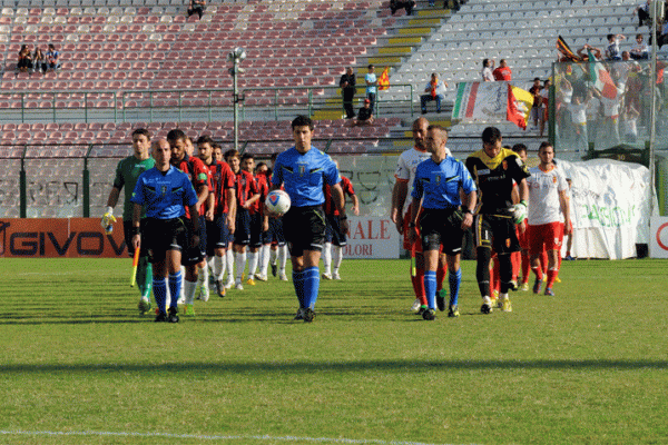 Giudice sportivo: squalificato Blondett, Giordano in diffida. Cosenza-Chieti: arbitra Candeo, il direttore di gara di Cosenza-Messina 3-2
