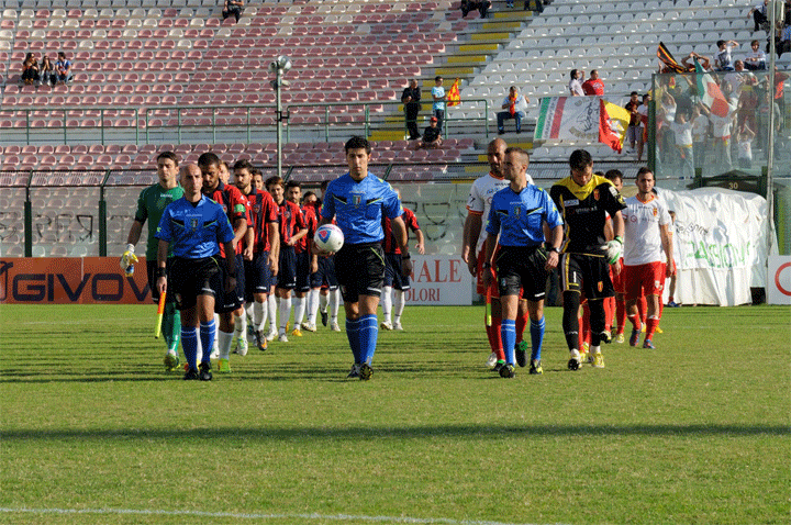 Giudice sportivo: squalificato Blondett, Giordano in diffida. Cosenza-Chieti: arbitra Candeo, il direttore di gara di Cosenza-Messina 3-2