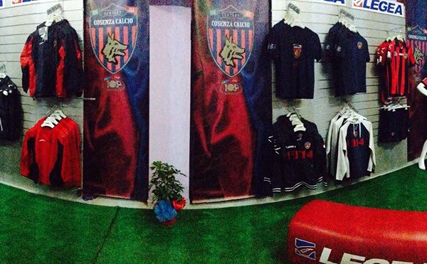 Il RedBlue Store è aperto per tutta la giornata di oggi con i prodotti ufficiali del Cosenza Calcio. Regalati un Natale all’insegna della passione rossoblu