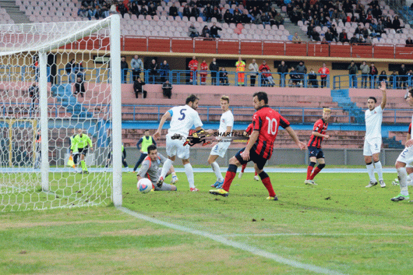 Il Cosenza batte il Martina Franca con un gran gol di Elio Calderini ed è di nuovo solo al comando della classifica