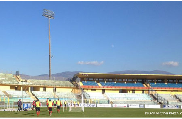 Belle giocate nella partitella di oggi al San Vito. Scambio di auguri natalizi tra la squadra e il presidente Guarascio