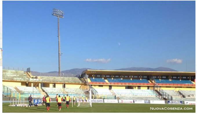 Belle giocate nella partitella di oggi al San Vito. Scambio di auguri natalizi tra la squadra e il presidente Guarascio