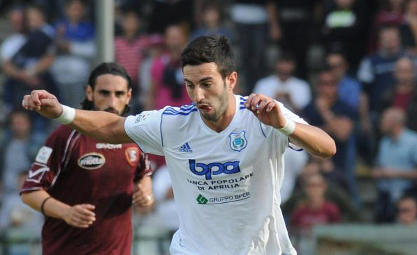 Il Cosenza Calcio ha ingaggiato il centrocampista Angelo Corsi dell’Aprilia. Ritrova Calderini e Criaco