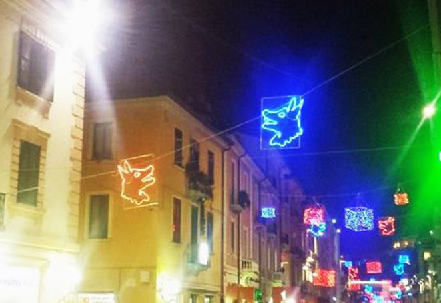 Sale la febbre del Centenario: i colori rossoblu irrompono a Corso Mazzini