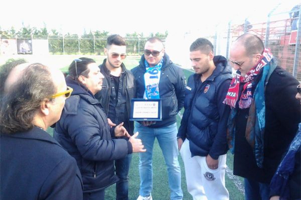 L’abbraccio dei tifosi al Cosenza Calcio