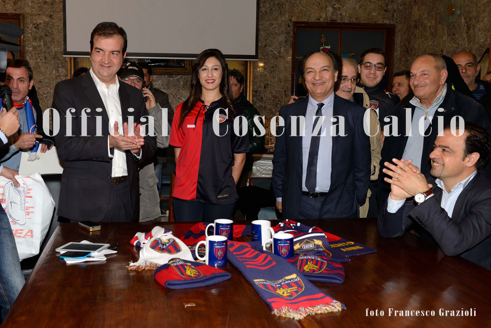 Ecco la maglia del Centenario: mezza rossa e mezza blu con toppa e lacci al collo