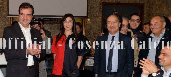 In vendita allo Store del Cosenza Calcio le prime cento “Maglie del Centenario” al costo di 35 euro