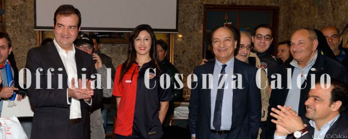 In vendita allo Store del Cosenza Calcio le prime cento “Maglie del Centenario” al costo di 35 euro