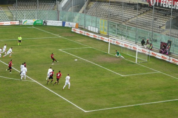 Foggia-Cosenza 1-0 ma è una sconfitta indolore. Perdono anche Casertana e Teramo