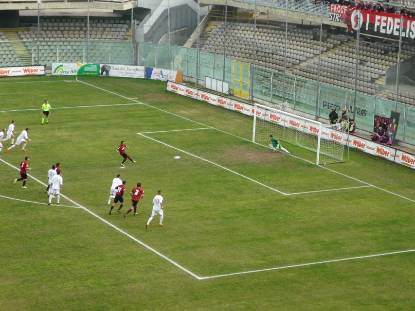 Foggia-Cosenza 1-0 ma è una sconfitta indolore. Perdono anche Casertana e Teramo