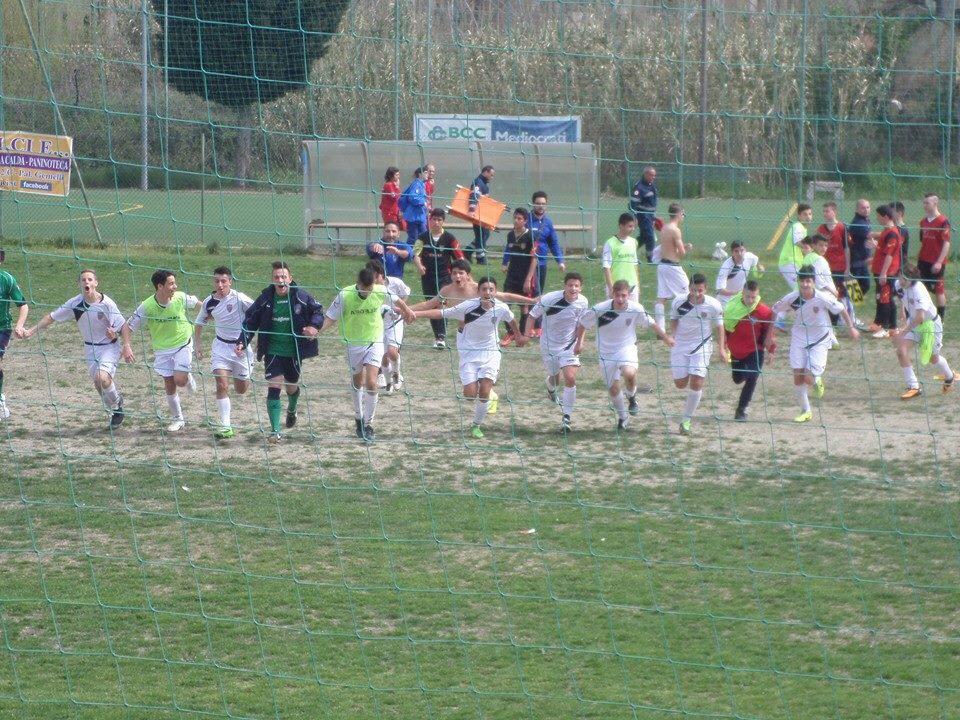 Settore Giovanile/Giovanissimi Nazionali. Grande impresa dei ragazzi di Carbone: battuto il Messina 2-1. In gol Lacaria e Gentile. Caridà para un rigore