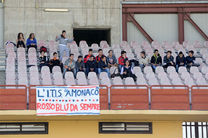 Il Cosenza Calcio e le scuole: lo striscione degli studenti dell’Itis “A. Monaco”