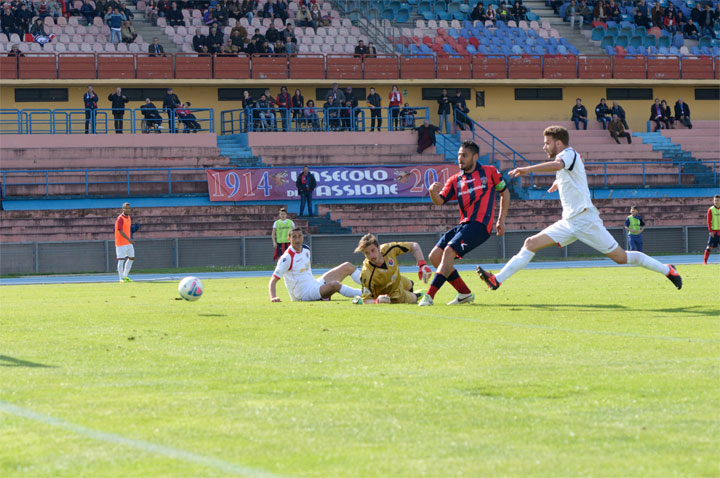 Manolo Mosciaro nell’Olimpo dei cannonieri rossoblu. “Essere cosentino e segnare questo gol: una gioia doppia”