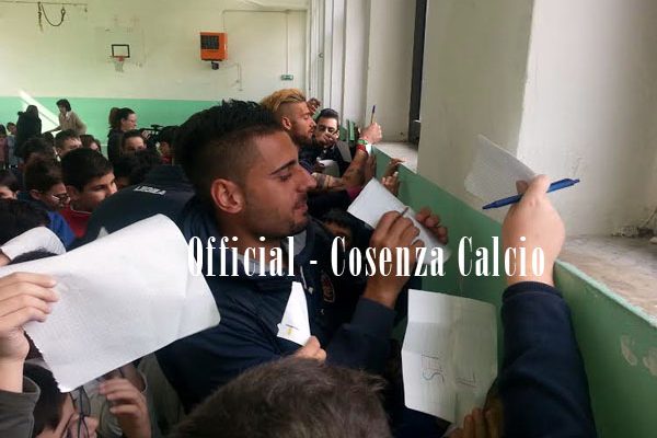 Prosegue l’iniziativa del Cosenza Calcio nelle scuole. I rossoblu ospiti del “Lydia Plastina Pizzuti” di via Misasi