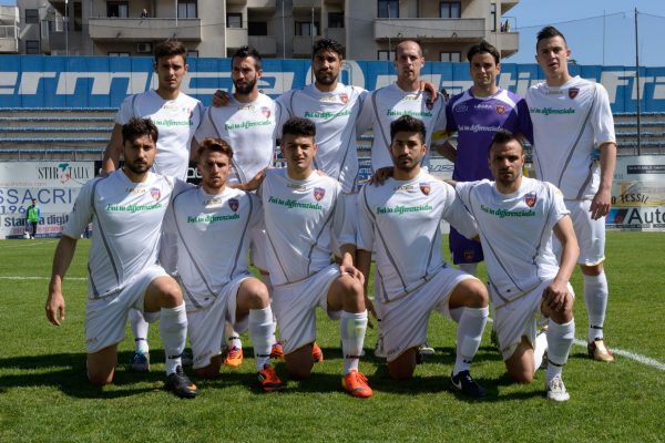 Cosenza-Teramo: tra i convocati anche il giovane De Santo. Il presidente Eugenio Guarascio saluta e sprona la squadra nella rifinitura al Marca