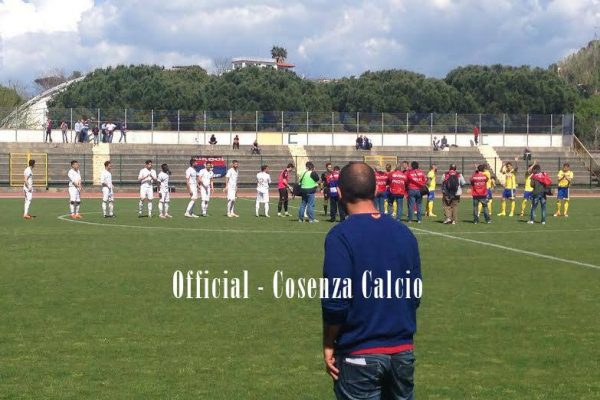 Ischia-Cosenza 2-0: i Lupi pagano a caro prezzo due errori difensivi. Rossoblu sempre al comando