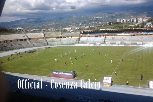 Cosenza-Teramo 1-1. Il primato sfuma negli ultimi minuti. Il San Vito applaude comunque la squadra