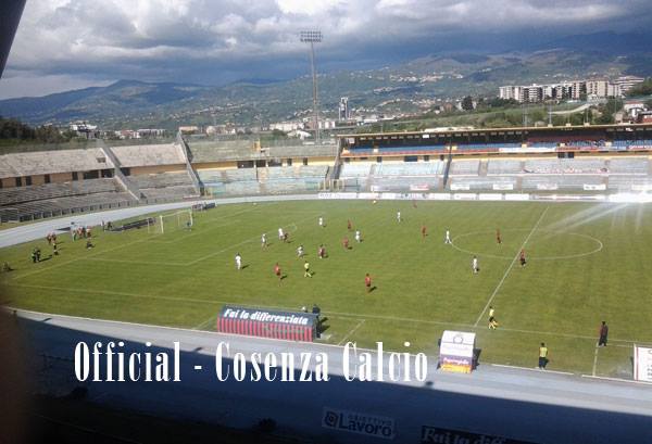 Cosenza-Teramo 1-1. Il primato sfuma negli ultimi minuti. Il San Vito applaude comunque la squadra