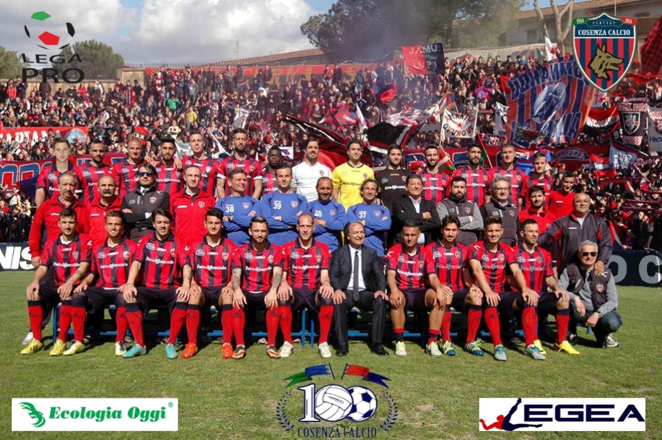 Cosenza Calcio stagione 2013/2014. Una squadra Cosenza Calcio stagione 2013/2014. Una squadra