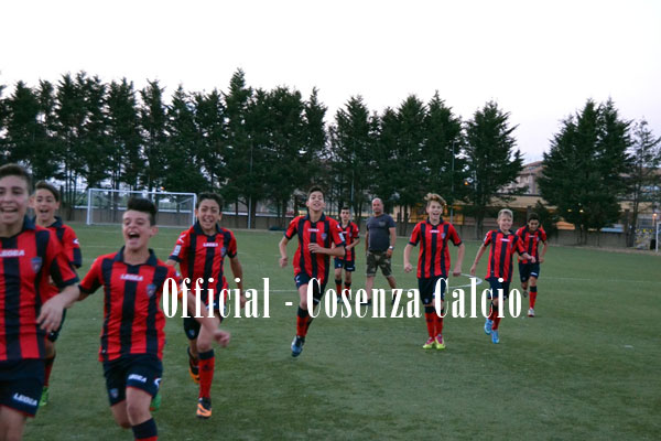 esordienti-cosenza-calcio-2014-corsa.jpg