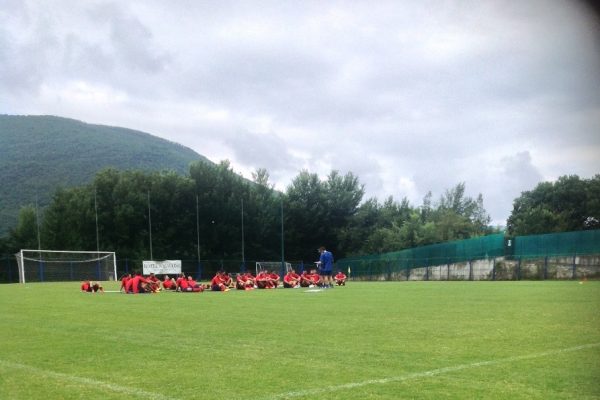 Il Cosenza Calcio a Norcia, test atletici in mattinata e possesso palla sotto la pioggia al pomeriggio