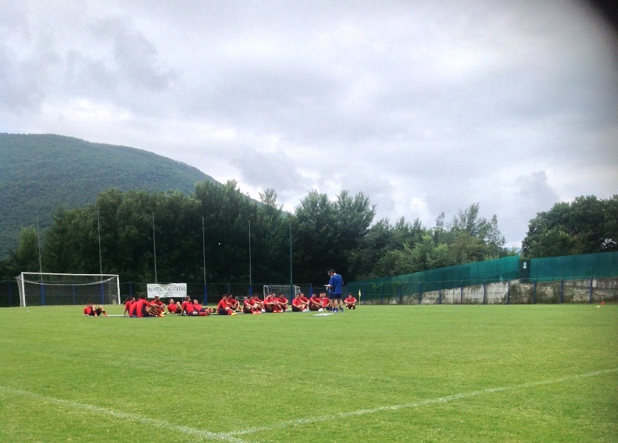 Il Cosenza Calcio a Norcia, test atletici in mattinata e possesso palla sotto la pioggia al pomeriggio
