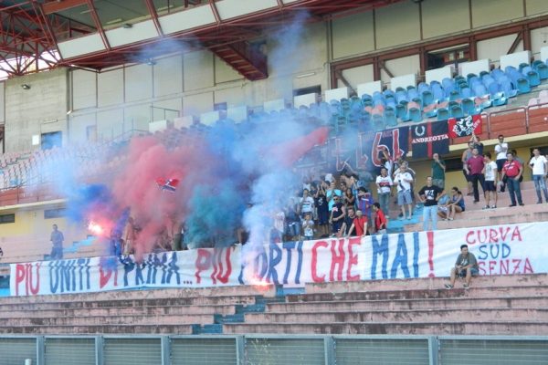 Notte rossoblù tra musica, calcio e messaggi costruttivi. Domani sera la presentazione del Cosenza