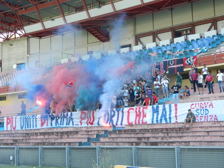 Cosenza, in 300 per accogliere i lupi al San Vito