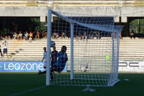 Il cuore rossoblù e la testa di Magli. Esordio con pari (1-1) a Salerno