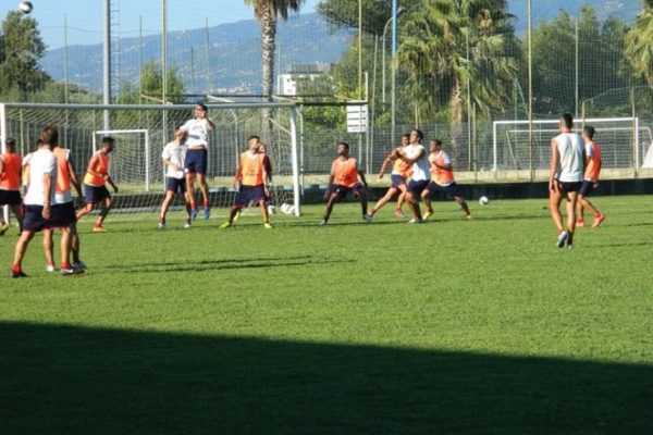 Primi allenamenti sul campo del Real Cosenza. Cappellacci lavora sulla tattica