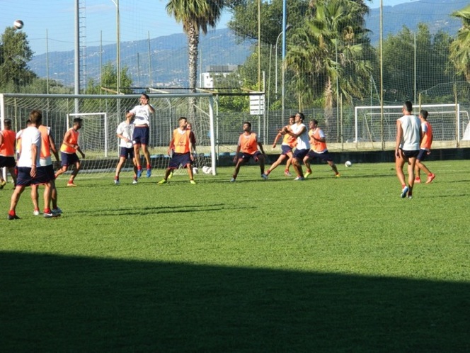 Primi allenamenti sul campo del Real Cosenza. Cappellacci lavora sulla tattica