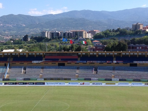 Le bandiere di un tempo sventolano sulla Tribuna Rao