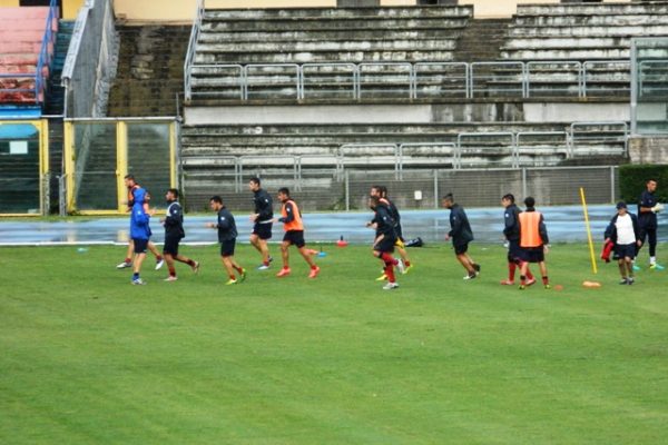 Allenamento sotto la pioggia per i rossoblù. Domani seduta pomeridiana