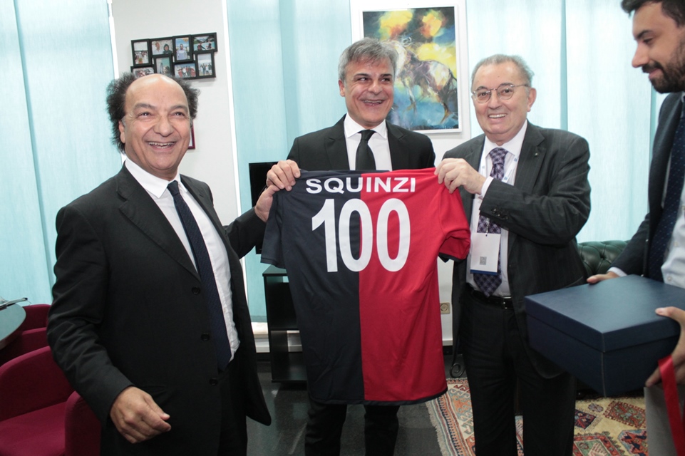 Il Presidente Guarascio consegna al Presidente di Confindustria Squinzi una maglia del Centenario